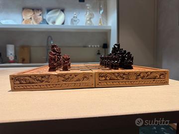 Scacchiera artigianale in legno intagliato a mano