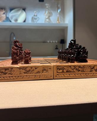 Scacchiera artigianale in legno intagliato a mano