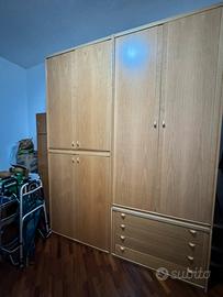 Armadio modulare in legno chiaro con cassettiera
