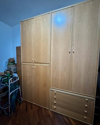 Armadio modulare in legno chiaro con cassettiera