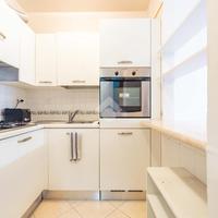 Cucina piccola con accessori