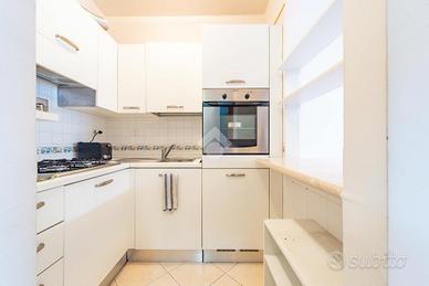 Cucina piccola con accessori