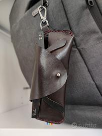 astuccio occhiali sole vista e moschettone  zaino 