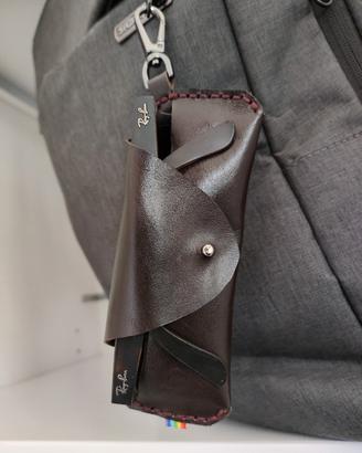 astuccio occhiali sole vista e moschettone  zaino 