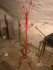 VECCHIO ATTACCAPANNI ROSSO IN FERRO BATTUTO 1900