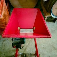 Pigiatrice e torchio manuale per uva