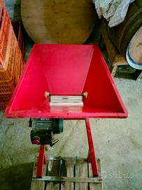 Pigiatrice e torchio manuale per uva