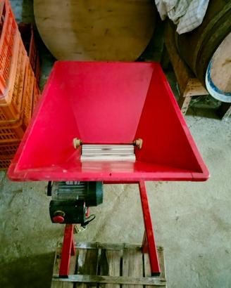 Pigiatrice e torchio manuale per uva