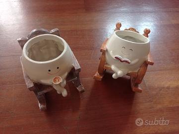 coppia di portavasi seduti su sedia a dondolo