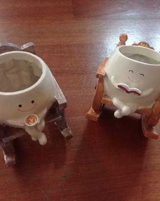 coppia di portavasi seduti su sedia a dondolo