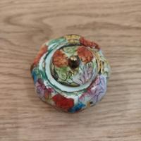 vasetto in porcellana con motivi floreali