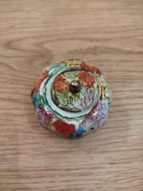 vasetto in porcellana con motivi floreali