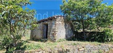 Terreno 10.000mq con rustici a Calatabiano