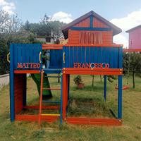 Casetta con scivolo e altalena