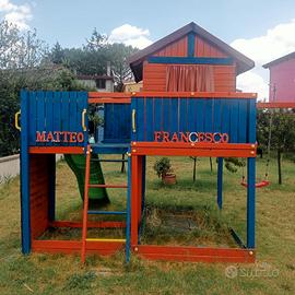 Casetta con scivolo e altalena