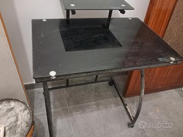 SCRIVANIA CON PORTA PC IN VETRO NUOVA