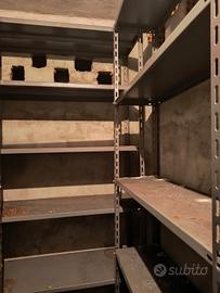 Scaffalatura in metallo