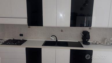Cucina moderna bianca e nera