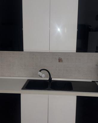Cucina moderna bianca e nera