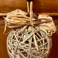 Decorazione natalizia sfera in vimini con cannella