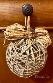 Decorazione natalizia sfera in vimini con cannella