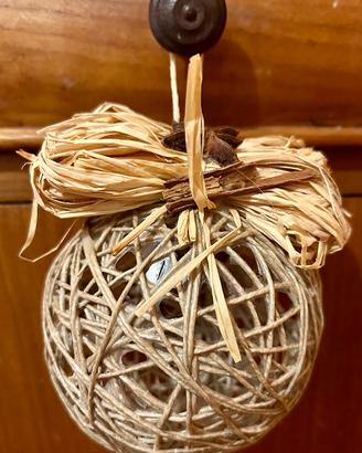 Decorazione natalizia sfera in vimini con cannella