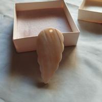 ciondolo in madreperla a forma di foglia