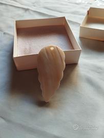 ciondolo in madreperla a forma di foglia