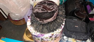 cappello da donna in velluto marrone con piume di 