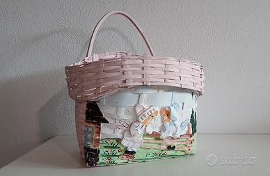 Cesta rosa in vimini decorata