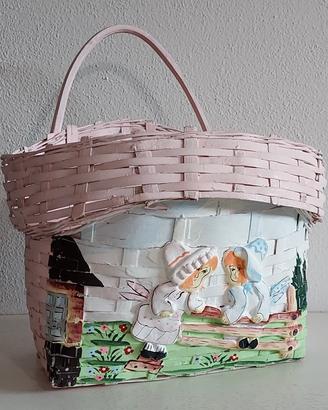 Cesta rosa in vimini decorata