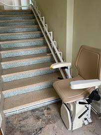 Montascale con poltroncina per anziani