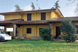 Immobile in asta di 643 m² con più di 5 locali a B