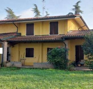 Immobile in asta di 643 m² con più di 5 locali a B