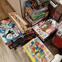 insieme di scatole con giochi varie 