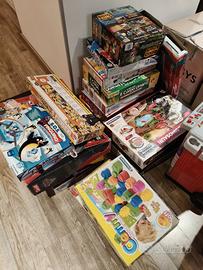 insieme di scatole con giochi varie 