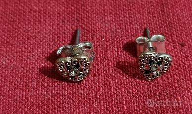 Orecchini in metallo con pietra. 1 ora a 5 euro.