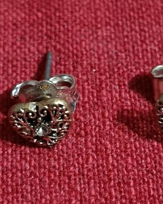 Orecchini in metallo con pietra. 1 ora a 5 euro.