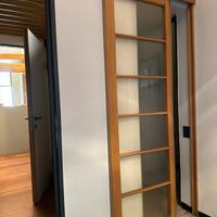 Porta scorrevole rovere e pannelli semi-trasparent