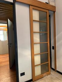 Porta scorrevole rovere e pannelli semi-trasparent