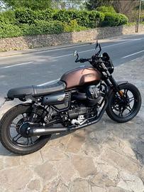 Moto Guzzi V7 stone