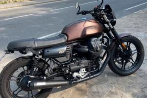 Moto Guzzi V7 stone