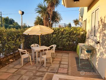 Fronte mare con giardino