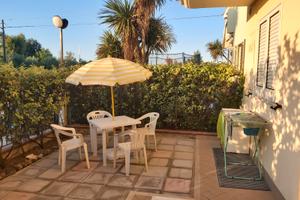 Fronte mare con giardino