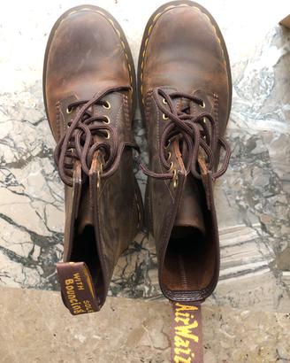 Anfibi Dr. Martens marroni