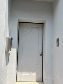 Porta blindata grigia con telaio