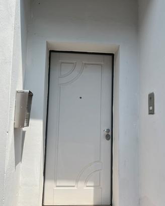 Porta blindata grigia con telaio