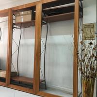 mobili in legno con mensole e appendini