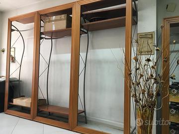 mobili in legno con mensole e appendini