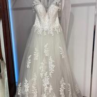 abito da sposa con velo e guanti